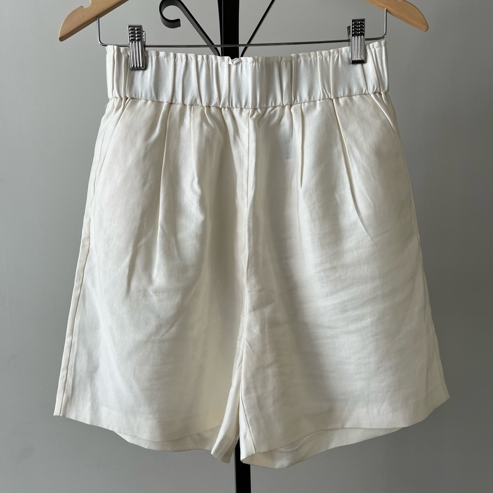 H&M Elasticized Waist Band Shorts, Size Small, Colour Cream.